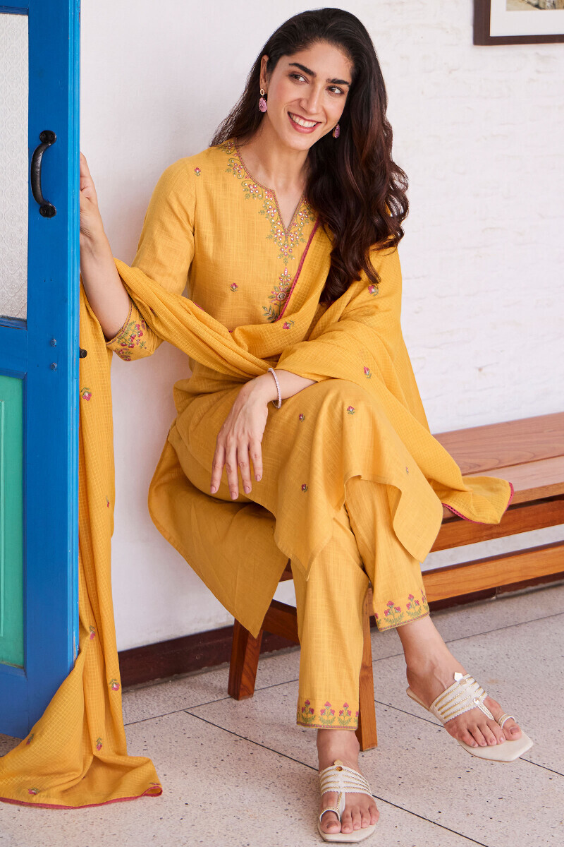 Mustard Handcrafted Guaze Slub Narrow Pants